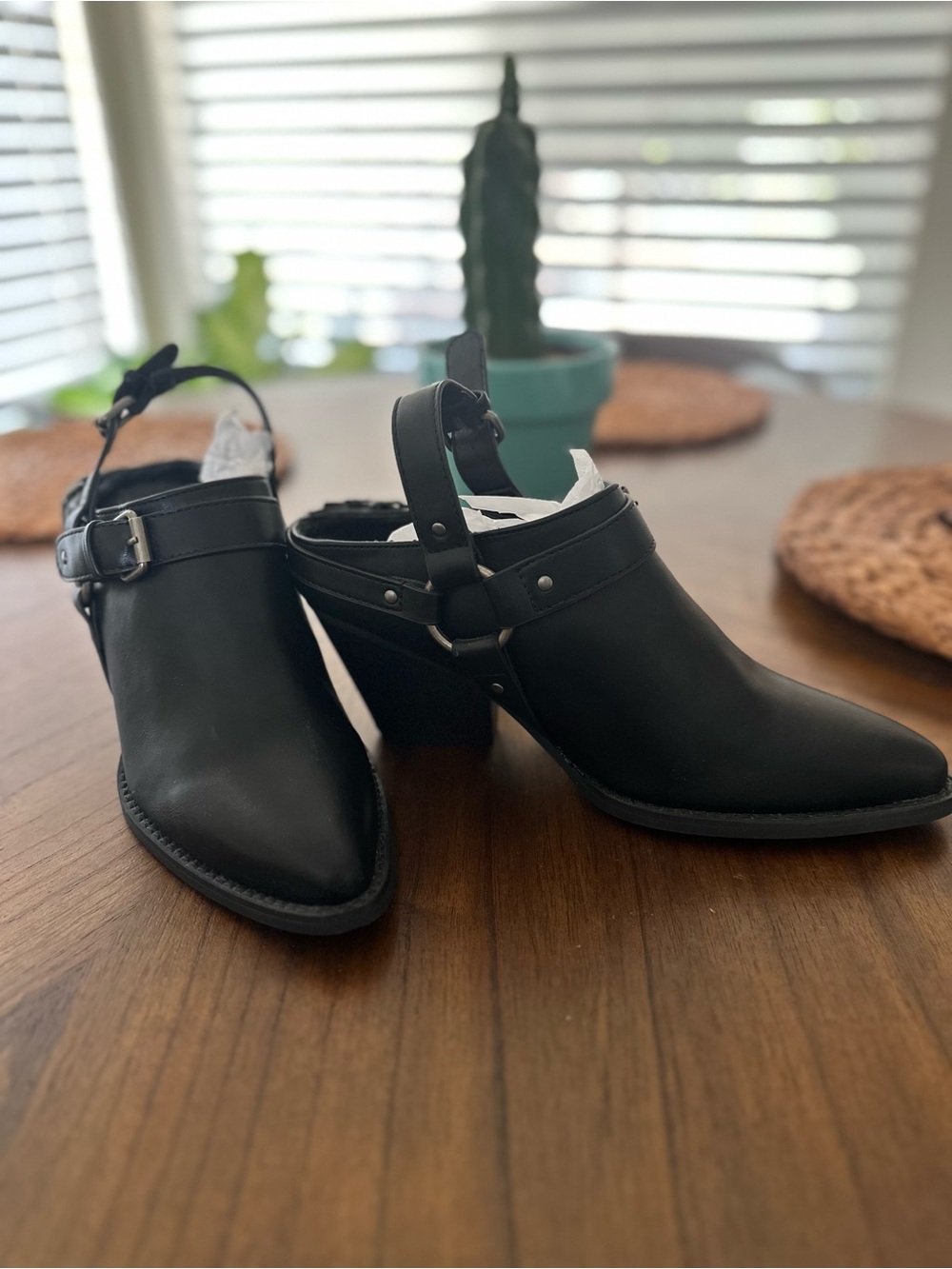 Forever21 Women’s Black Leather Slingback Mules